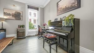 Modern Luxury 4 Bedroom Home In Holland Park