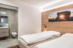 Aster Moments Apt Max