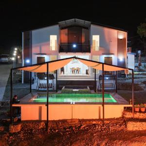 Neyz Farmyardz | One Unit