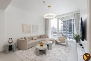 Vogue Vacation Homes, Beach Mansion Waterfront Living Emaar Beachfront near JBR and Palm Jumeirah, Two Bedroom Apartment with Balcony, and Private Beach, Access toAmenities