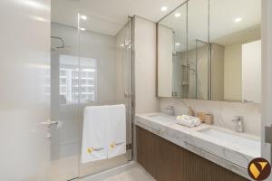 Vogue Vacation Homes, Beach Mansion Waterfront Living Emaar Beachfront near JBR and Palm Jumeirah, Two Bedroom Apartment with Balcony, and Private Beach, Access toAmenities
