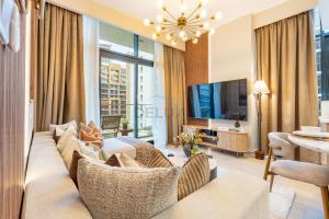 Near Meydan Racecourse, Minutes Car Drive to Downtown and Burj Khalifa, Azizi Riviera 44, Al Merkadh by Deluxe Holiday Homes