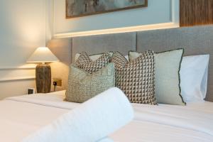 Near Meydan Racecourse, Minutes Car Drive to Downtown and Burj Khalifa, Azizi Riviera 44, Al Merkadh by Deluxe Holiday Homes