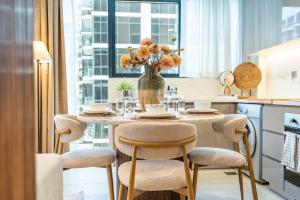 Near Meydan Racecourse, Minutes Car Drive to Downtown and Burj Khalifa, Azizi Riviera 44, Al Merkadh by Deluxe Holiday Homes