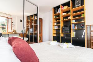Relaxing 2BR Vacation Home with Lake Garda View & Balcony