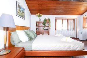 Relaxing 2BR Vacation Home with Lake Garda View & Balcony