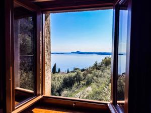 Relaxing 2BR Vacation Home with Lake Garda View & Balcony