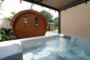 Piscine, jacuzzi, sauna et suites proche plage