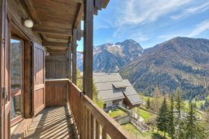 Grange Romantic Retreat Mountain View - Happy Rentals