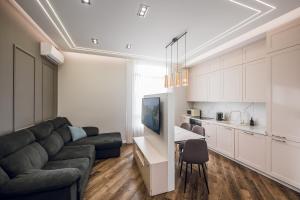 6-63 Zhemchuzhina 38, Zhylianska 68, Kyiv centre, stunning city view, 15 kW backup power, Petrovdom Apartment