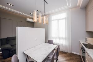 6-63 Zhemchuzhina 38, Zhylianska 68, Kyiv centre, stunning city view, 15 kW backup power, Petrovdom Apartment