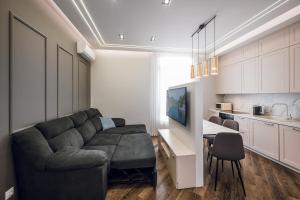 6-63 Zhemchuzhina 38, Zhylianska 68, Kyiv centre, stunning city view, 15 kW backup power, Petrovdom Apartment