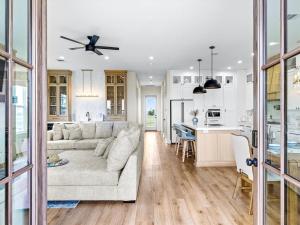 Modern Galveston getaway 3 Min to Beach Pool Spa Mini Golf Fire Pit