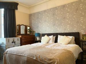Beautiful North Bay seaside apartment, free parking and courtyard