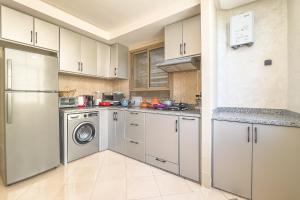 A - Family Airport Home - Spacious 3-Bedroom Apartment