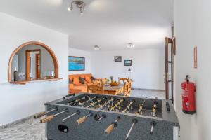 Andres House, Tías