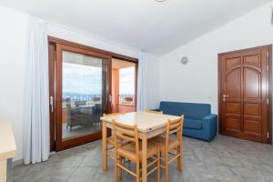 Appartamento con piscina 14