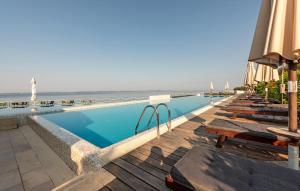 2 Bedroom Beach Front Apartment In Petrcane