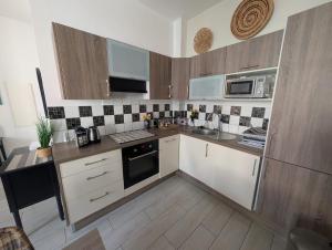 Rue Antibes- Modern - Central