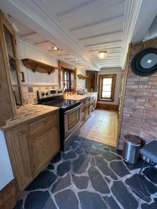 Chalet Le Patrimoine - Peaceful Riverfront Stay