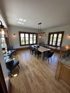 Chalet Le Patrimoine - Peaceful Riverfront Stay