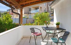 1 Bedroom Stunning Apartment In Betina