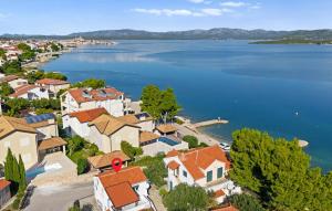 1 Bedroom Stunning Apartment In Betina
