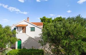 1 Bedroom Stunning Apartment In Betina