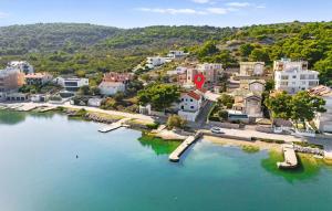 1 Bedroom Stunning Apartment In Betina