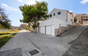 1 Bedroom Stunning Apartment In Betina