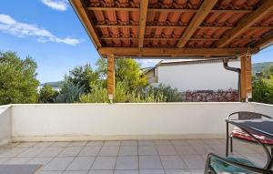 1 Bedroom Stunning Apartment In Betina