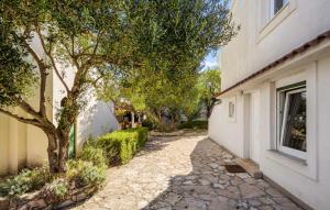 1 Bedroom Stunning Apartment In Betina