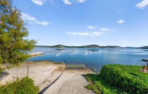 1 Bedroom Stunning Apartment In Betina