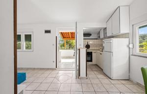 1 Bedroom Stunning Apartment In Betina