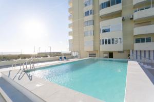 Two-bedroom beachfront with pool - Costa da Caparica