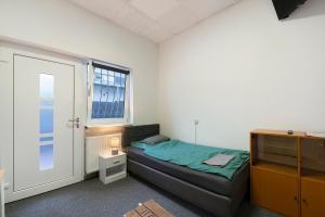 Cozy 2-bed Room With Kitchen W2