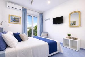 Cafiero Azure Flat