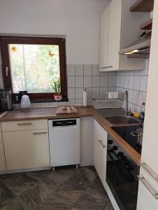 Helles Ferienhaus mit Kamin & idyllischen Garten