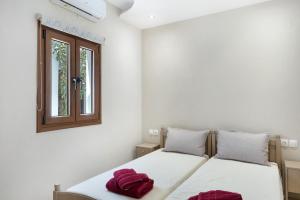 Akrogiali Rooms and Studios