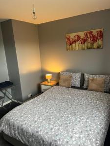 Cozy Private Double Room with Workspace & Garden View