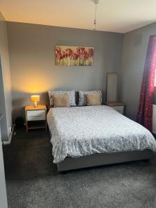 Cozy Private Double Room with Workspace & Garden View