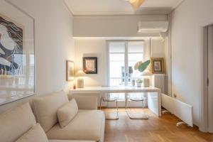 Elegant Art-Filled 80sqm Apartment in Kolonaki, Steps from Syntagma