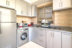 B - Family Airport Home - Spacious 3-Bedroom Apartment