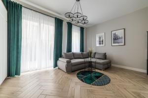 Garbary Downtown Deluxe Studio by BookingHost