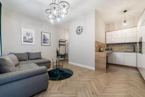 Garbary Downtown Deluxe Studio by BookingHost