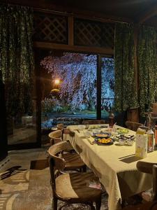 音楽と焚き火の隠れ家 渓流 滝至近のワイルド グランピング BBQ可 トヤソーデの庭 Wild Cabin with DJ Booth and Fire Pit Near Waterfalls Car Required