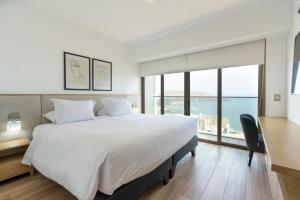 The Modern Sun-Filled Oceanfront Apt in Barranco