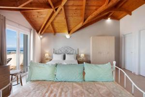 Yiannis Suite with Sea View 10