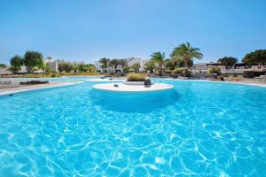 Isla and Ocean with pool and wifi
