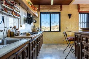 Cosy house jacuzzi wifi pool view